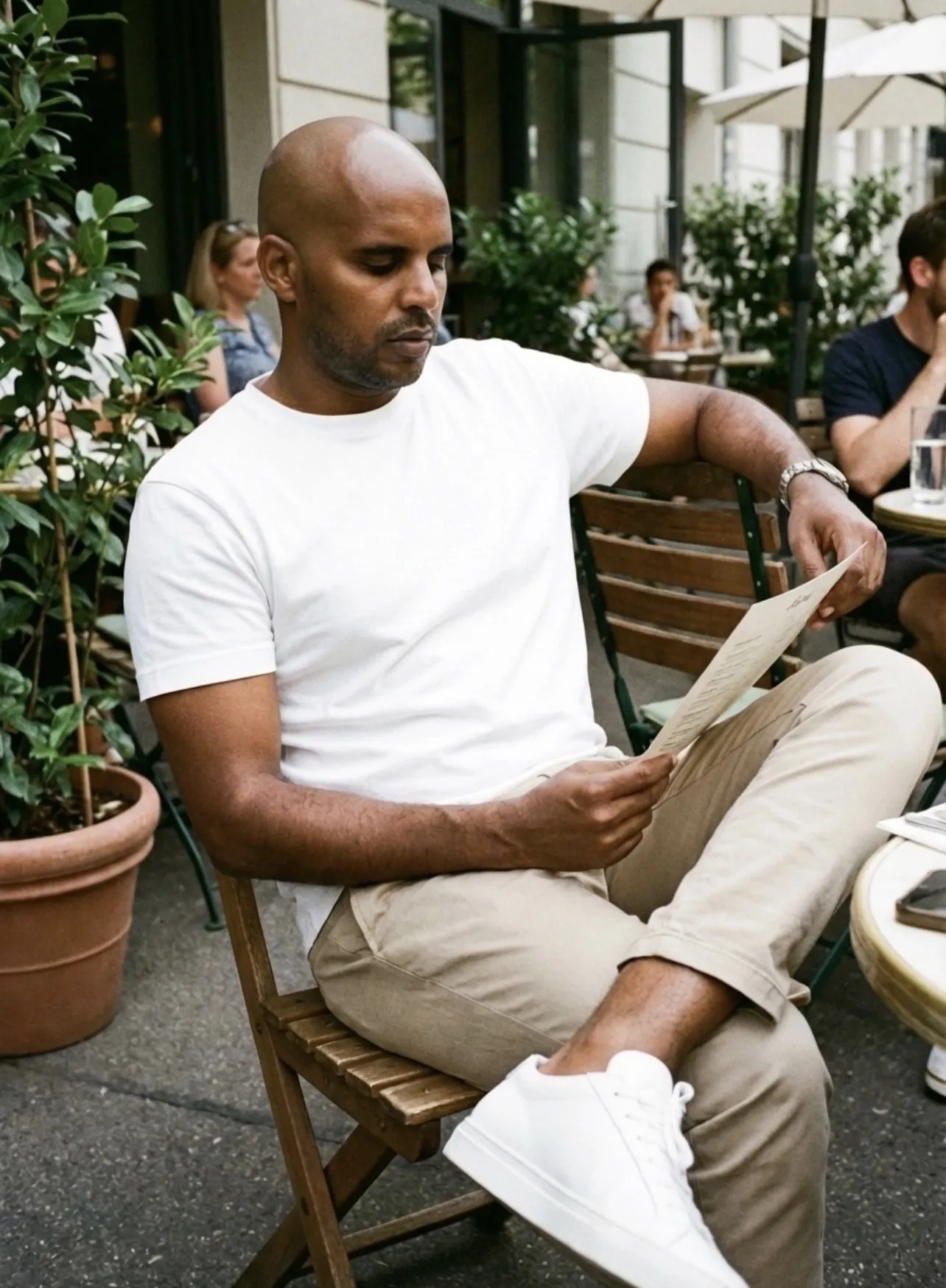 Daniel sitzt in einem Berliner Cafe.